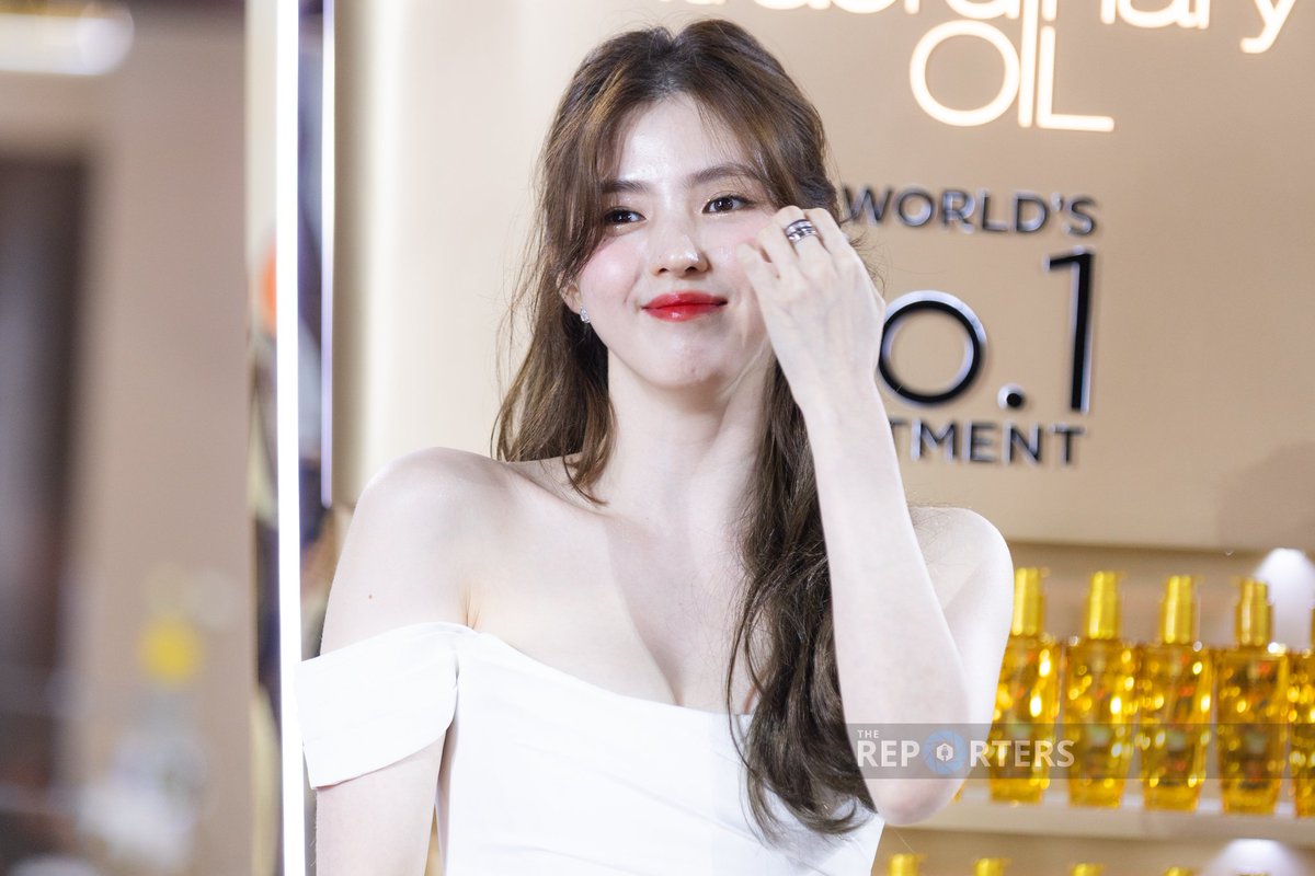 thereportersth's tweet photo. PHOTO STORY: ประมวลภาพ‘ฮันโซฮี’ พี่สาวคนสวยบินลัดฟ้าเยือนเมืองไทยร่วมงาน L'Oreal Paris Elseve Extraordinary Oil ฉลองเซรั่มทรีทเมนต์บำรุงผมอันดับ 1 ของโลก

#TheReporters #Thereportersphoto 
#LOrealParisTHxHanSoHee
#LOrealParisTH #LOrealParisElseve 
#Hansohee #ฮันโซฮี #한소희 https://t.co/yURHmRC2PE