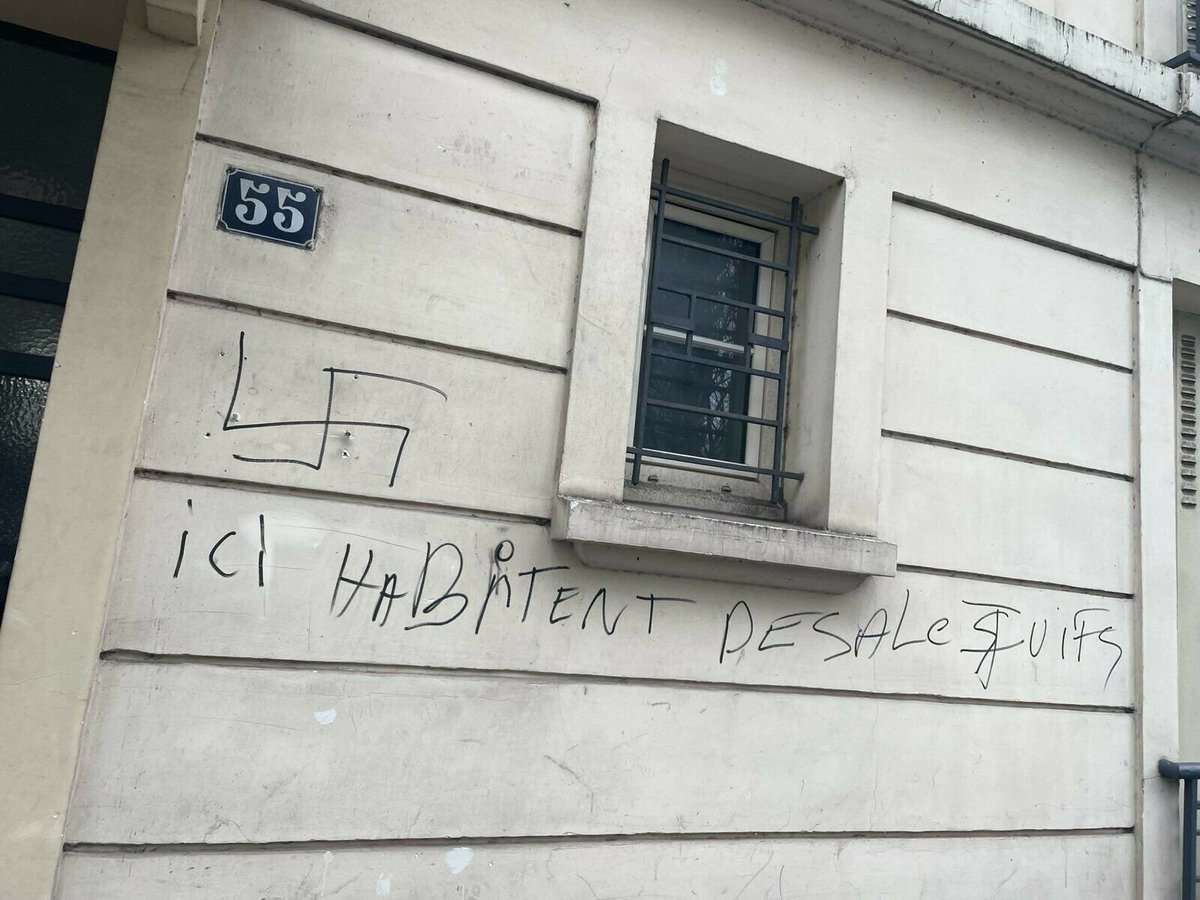 le_Parisien's tweet photo. Ce jeudi, Robert N. comparaissait devant le tribunal correctionnel de Paris pour une série de tags antisémites réalisés au feutre noir sur des immeubles dans le XVIe arrondissement. Le septuagénaire avait notamment visé son ancienne avocate 

➡️ https://t.co/3UwwmSPaQH https://t.co/fb0E3XaagD