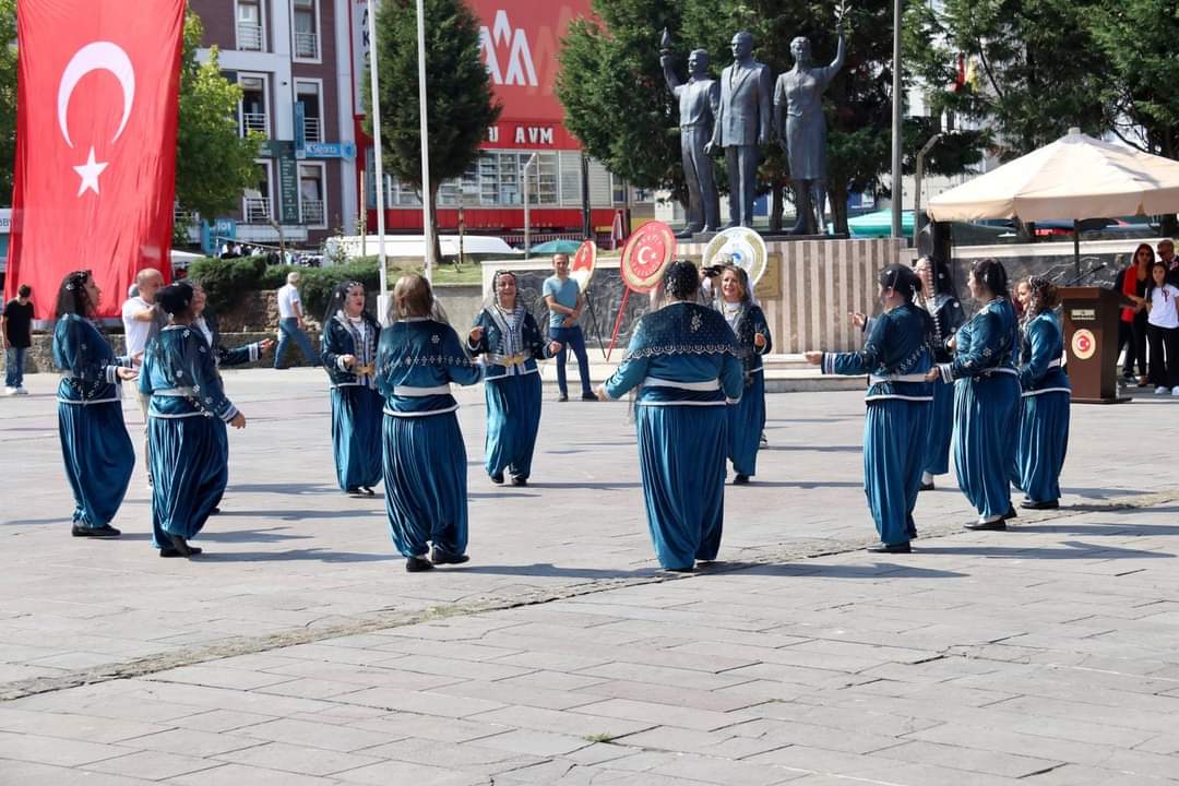 30 Ağustos Zafer Bayramı’nın 102. Yıl Dönümü İlimizde Coşkuyla Kutlandı. 
Bartın Otizmli ve Engelliler Destek Eğitim Dayanışma Spor Kulübü'müzün Halkoyunları gruplarından Bartın yöresi(Anneler) Halk oyunları ekibi de kutlamada yerini aldı.