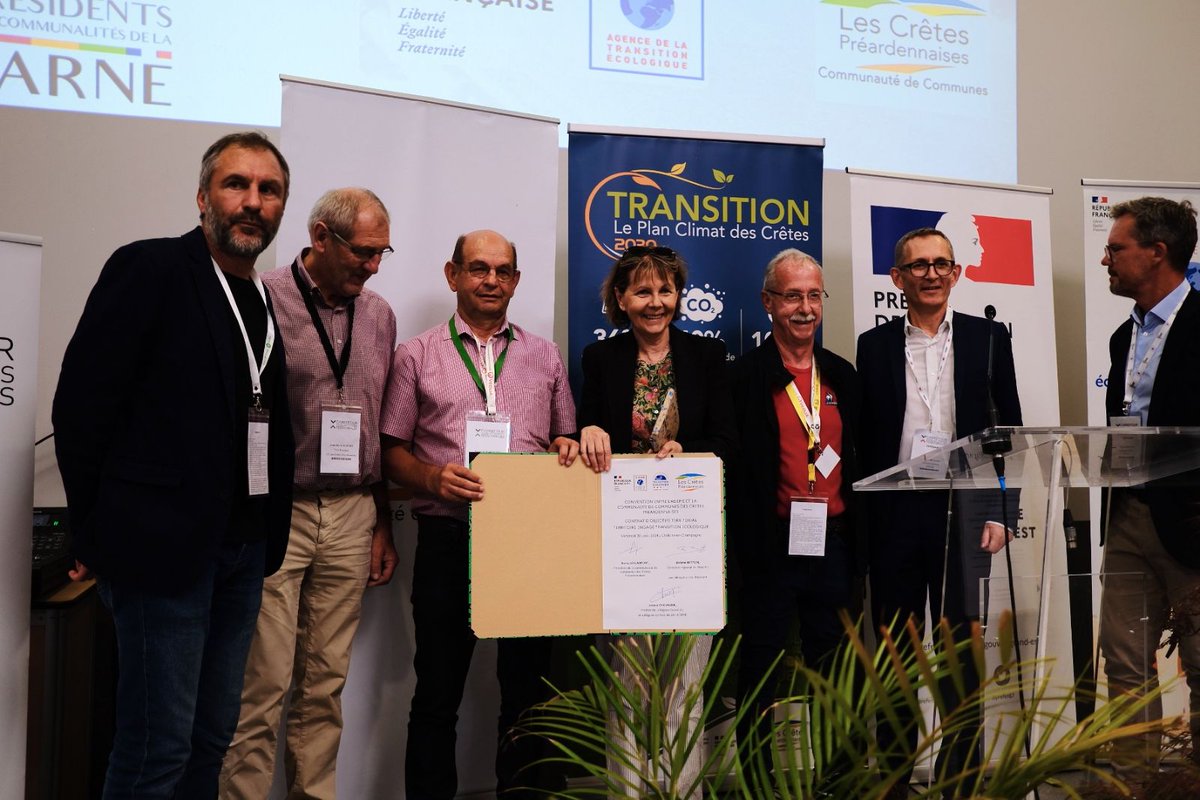 Le #Carrefourdescollectivités est organisé par l'Asso des Maires de la Marne mais tous les élus sont les bienvenus, et nos voisins de la CC des crêtes pré ardennaises en ont profité pour signer une convention avec l'ADEME en présence de la Préfète de Région Josiane Chevalier