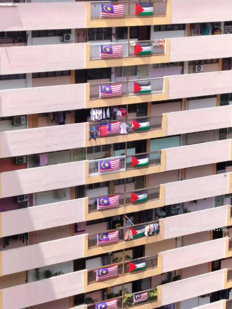 I'm a born and bred Malaysian and I love my Negaraku, Jalur Gemilang and everything Malaysian. My dad and grandad were at Stadium Merdeka on 31/08/57. I'm not at all cool with another country's flag being raised for OUR Merdeka alongside Our Jalur Gemilang!