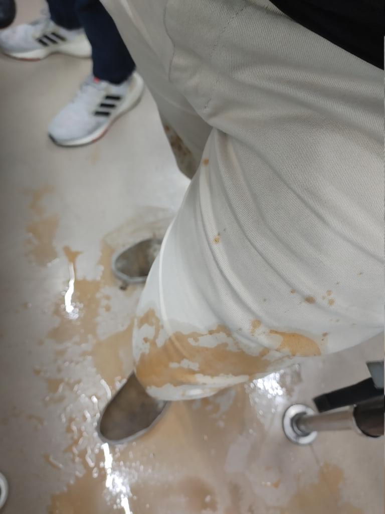 Pengin misuh-misuh rasanya, Balik ngantor  naik <a href="/CommuterLine/">KAI Commuter</a> udh ambil posisi aman, dan nyaman eh dapet surprise dari penumpang lain kek gini.