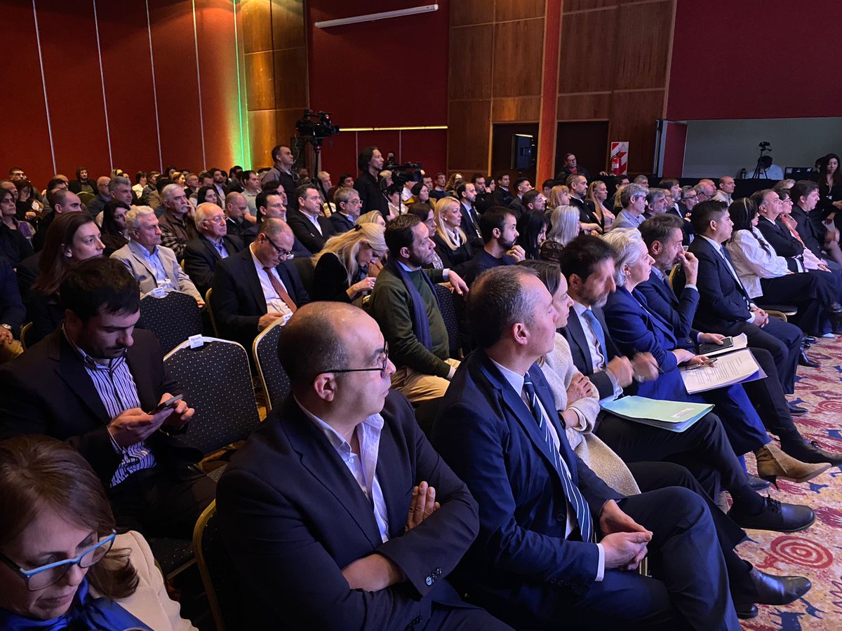 "¿En qué contexto hablamos del hidrógeno? Luego de las conversaciones que se vienen sucediendo desde hace tiempo, llegamos aquí con la necesidad de avanzar en un marco regulatorio", remarcó <a href="/Calivillalonga/">Cali Villalonga 🇺🇦</a> del <a href="/CirculoPA/">Círculo de Políticas Ambientales</a> y la <a href="/plataformah2a/">Plataforma H2 Argentina</a> en la apertura del Foro.