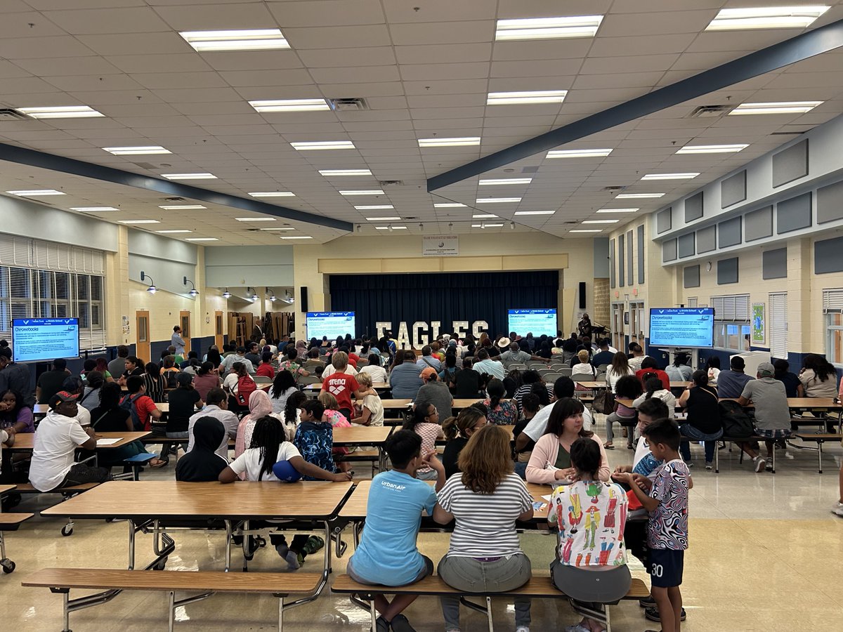 FSKCommunity's tweet image. Wow!! What a great turn out at Back to School Night 🎉 Families at Francis Scott Key Middle enjoyed meeting our AMAZING staff and picked up free school supplies ! 💯#BackToSchool @CSconnect_MCPS