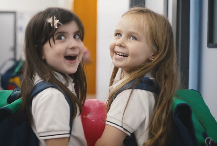 👶🎒 The first day of school is special for the whole family! Make it exciting with these tips:
- Talk positively about school
- Establish a routine
- Maintain a positive attitude

#backtoschool #tipschool #vueltaalcole #alumnos #nuevocurso