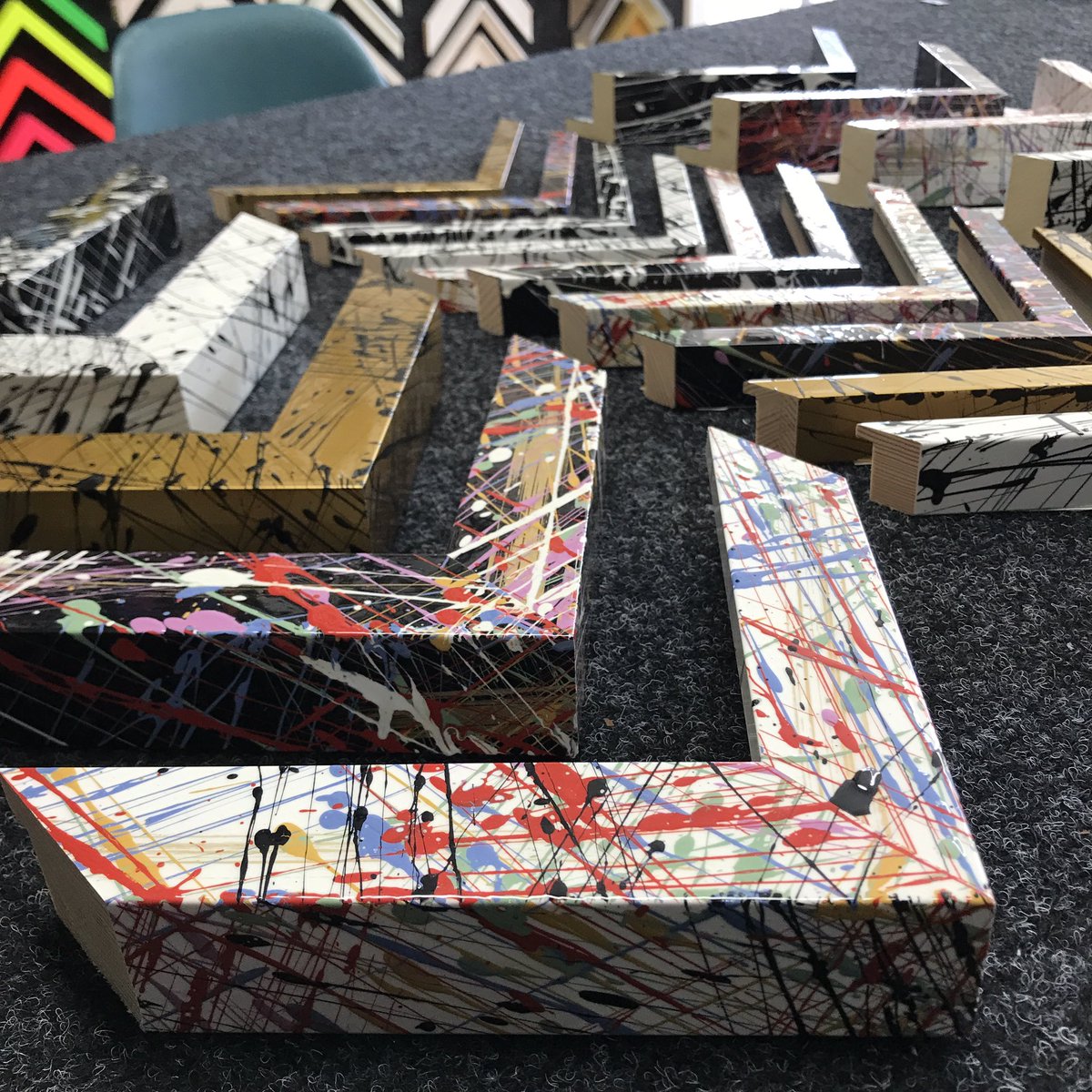 🎉Happy Friday, let’s party with these amazing new frames now on display in the showroom! whoop 🙌 #newframes #framemoulding #bespokeframing #daventry #newin #interiordesign #happyfriday ❤️