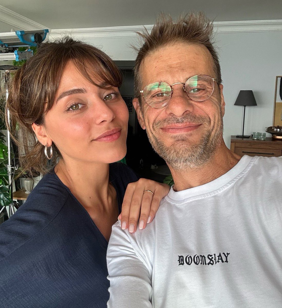 #KızılcıkŞerbeti setinden, Sıla Türkoğlu ve dizinin yönetmeni Ketche.