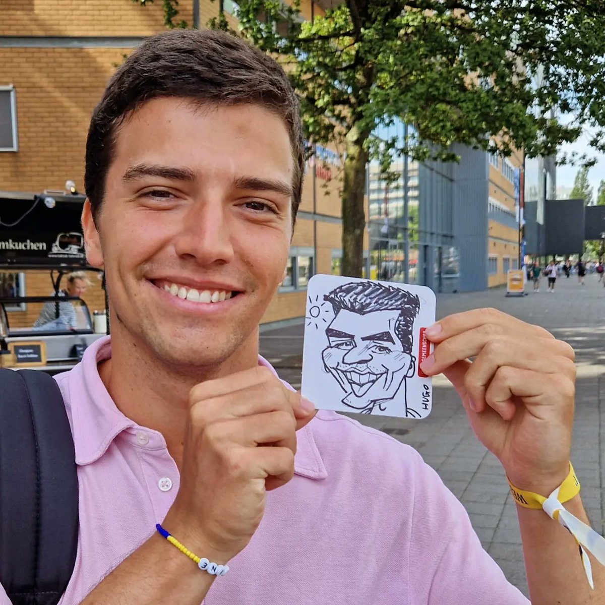 ✏️Karikatuur Tekenen tijdens de introductiedagen...
Hogeschool Utrecht. 
Mooi weer lekker buiten.
🌞🌞🌞🌞🌞🌞🌞🌞🌞
✏️sneltekenaar Hugo Freutel
✏️sneltekenaars.com 

#karikatuur #bierviltjes #student #caricature #karikaturist #bierviltje  #caricaturist