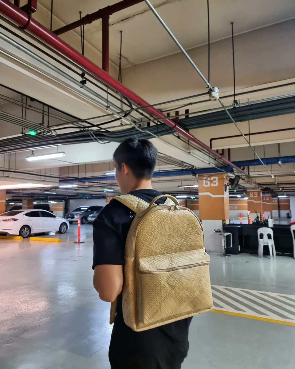 robertmarion's tweet photo. Proudly pinoy. 🎒

Just lovin my Banig Bag from Lara Samar PH 🙌🏻 https://t.co/rk6U5HUnrx