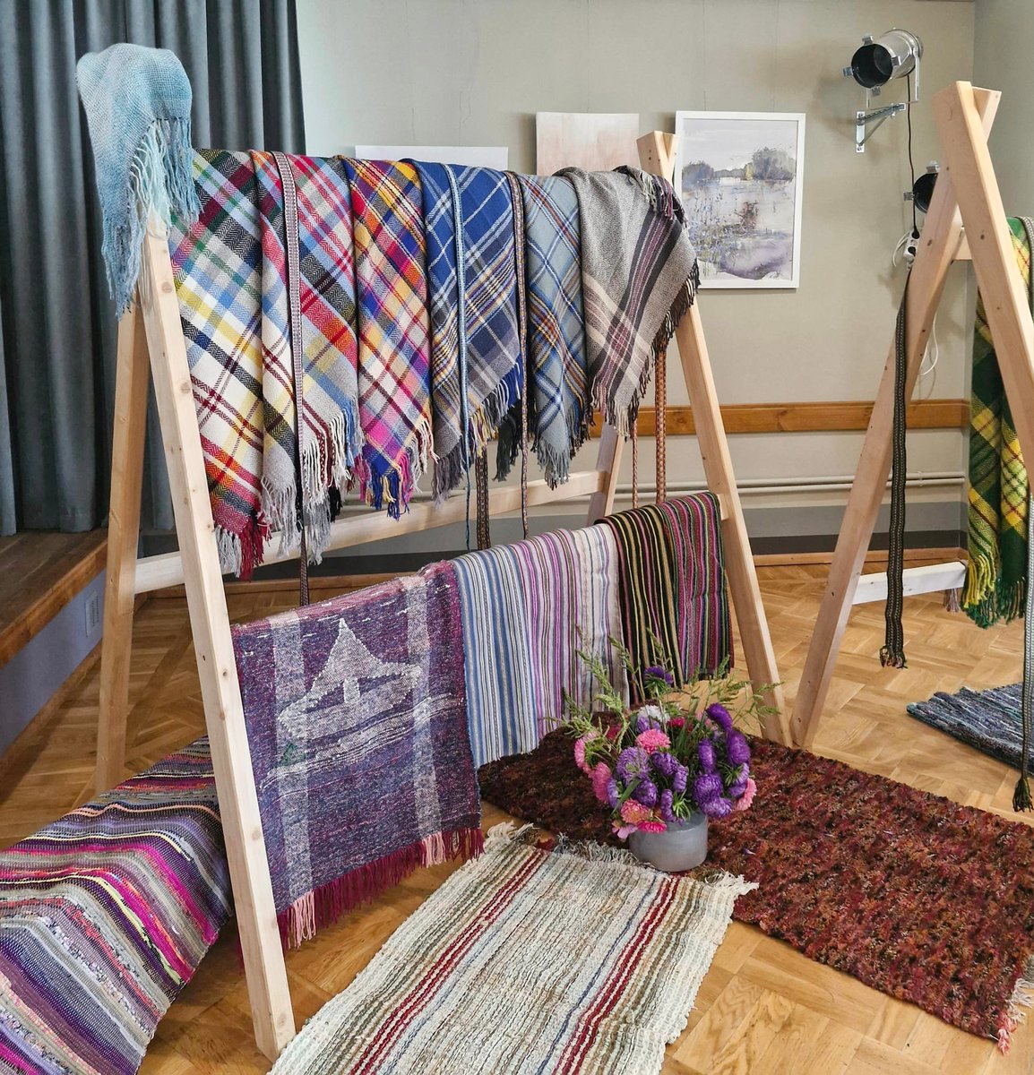 Aušana priekam! 🧶
🎉Vasaras nogalē 20 gadu darbības jubileju svinēja Skujenes audējas. Ar plašu un krāšņu savu darbu izstādi, kurā skatāmi lielie plecu lakati, tautiskie brunči, lielie linu palagi, grīdas celiņi, jostas. Vairāk lasi: amata.lv/lv/amata/aktua…