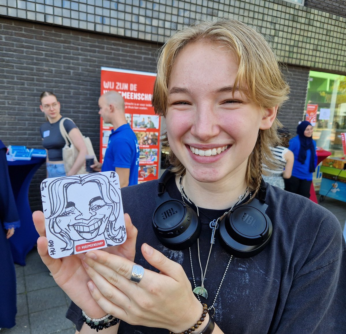 ✏️Karikatuur Tekenen tijdens introductiedagen 
Hogeschool Utrecht. 
Mooi weer lekker buiten.
🌞🌞🌞🌞🌞🌞🌞🌞🌞
✏️sneltekenaar Hugo Freutel
✏️sneltekenaars.com 

#karikatuur #bierviltjes #student #caricature #karikaturist #bierviltjes #tekenaar