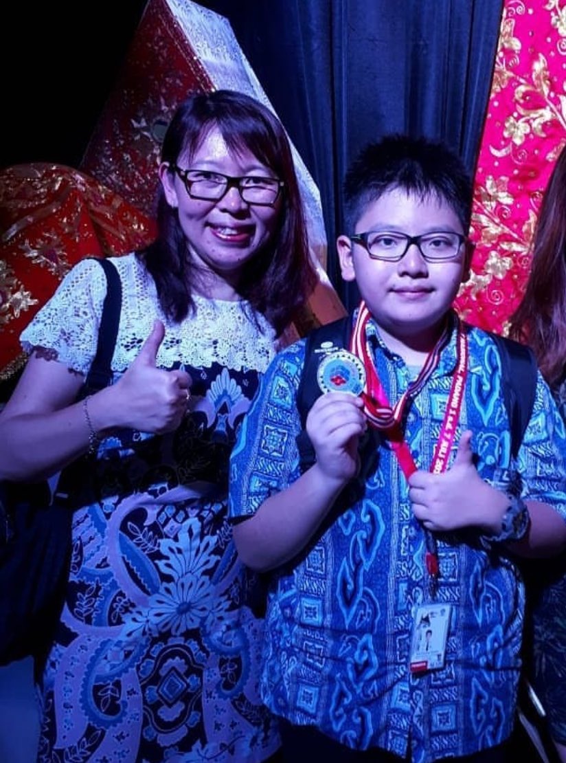 maxellots's tweet photo. sudah siap nangis terharu hix🥺 dari foto ini aja terharu banget liat axel yang sekarang udah jauh lebih tinggi dari mamanya😭🥹 kayak mama axel, you can really raise axel very well🥺🥺 /otw beli tisu setruk/ #axelots https://t.co/zRovNxiF30
