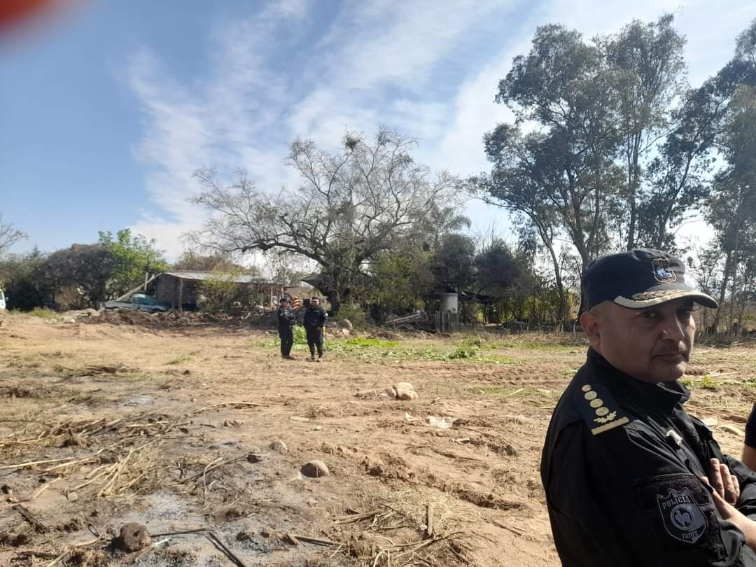 ALERTA! DESALOJO ILEGAL EN LA COMUNIDAD TUSCA PACHA EN PALPALÁ
La mafia judicial policial inmobiliaria no descansa y hoy, con una enorme custodia policial pero sin ninguna orden judicial escrita las máquinas d la Inmobiliaria Sucre SRL entraron al predio de la campesina <a href="/CLOC_LVC/">CLOC Vía Campesina</a>