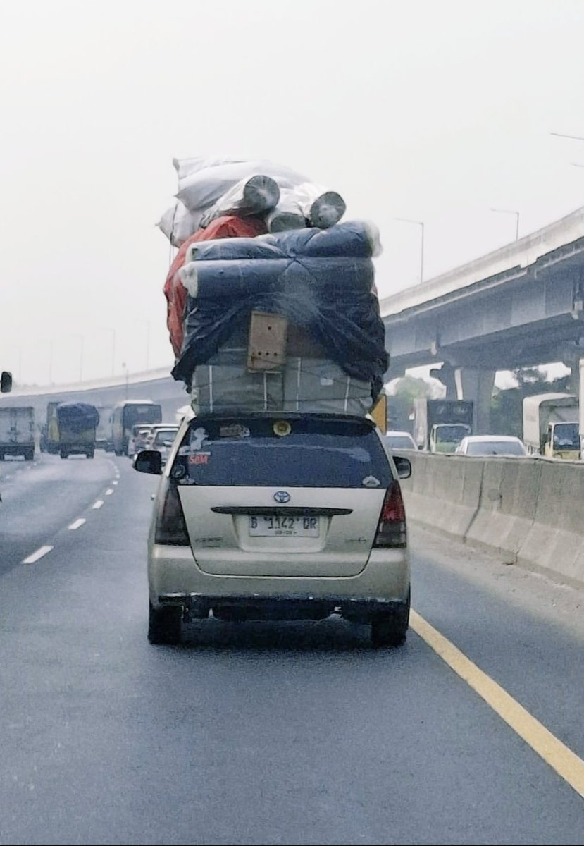 Perjalanan saya ke semarang. Ada pelanggar hukum pakai jalan tol seenak jidat.  Mana PJR B1142QR

<a href="/NTMCLantasPolri/">KorlantasPolri.Ntmc</a> <a href="/DivHumas_Polri/">Humas Polri</a>