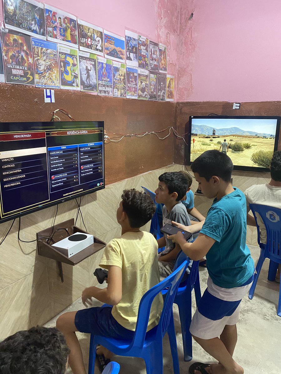 FacanhaVicente's tweet photo. Garotada se divertindo jogando videogame grátis graças aos nossos patrocinadores,faça um você também ajude esse projeto continuar pix 88994567383 Vicente da Silva façanha https://t.co/XQIFmFnuen