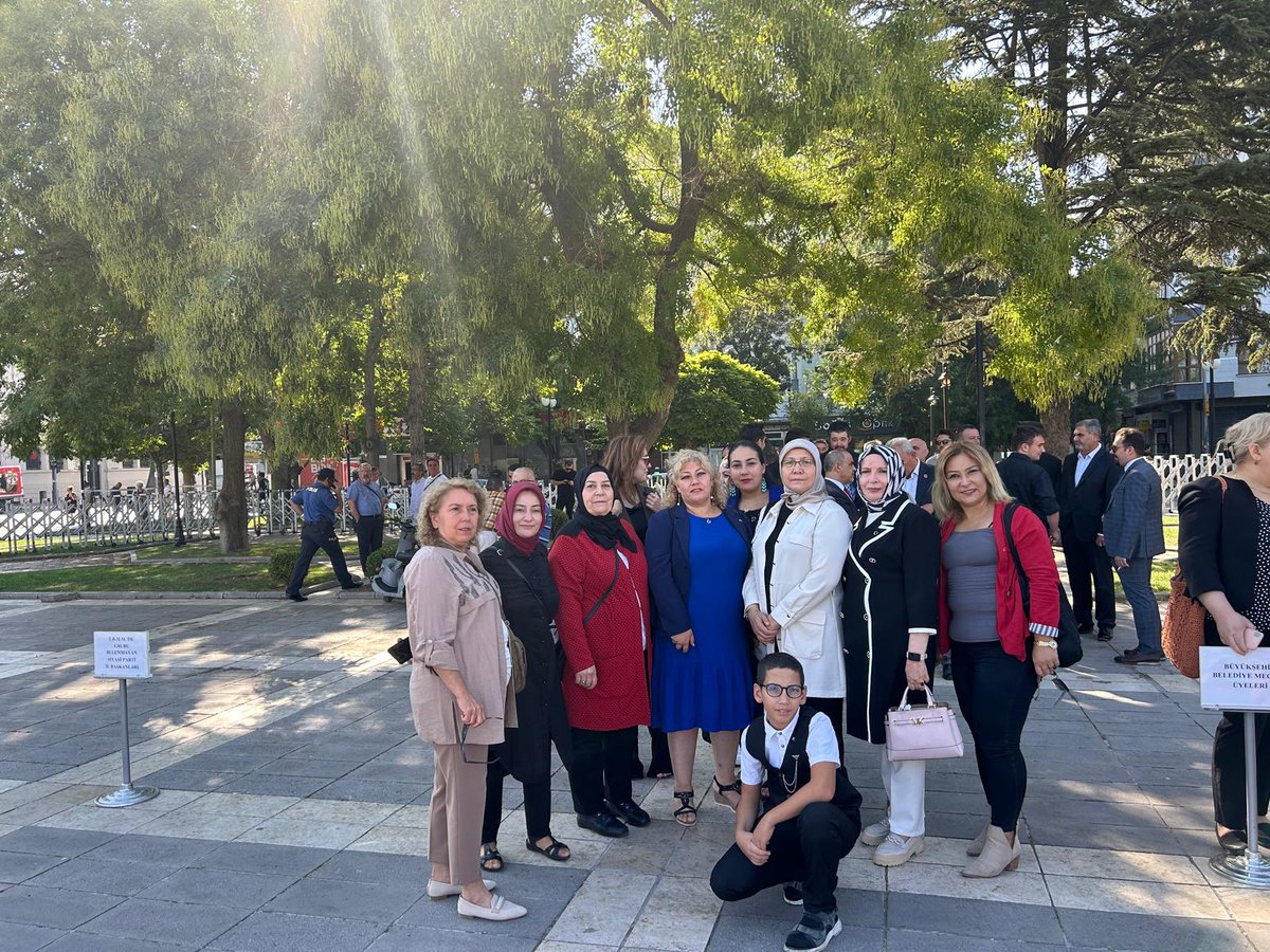 Tepebaşı İlçe Kadın Kolları Başkanımız Fikriye Sarıçam  ve Yönetimi olarak 30 Ağustos Zafer Bayramı dolayısıyla Valilik Meydanında düzenlenen törene katılım sağladık. Gazi Mustafa Kemal ve Şehitlerimizi rahmetle ve saygıyla anıyoruz. 🇹🇷
<a href="/aysekesir/">Ayşe Keşir 🇹🇷🇹🇷🇹🇷</a> 
<a href="/ozlemunalir/">Özlem Ünalır 🇹🇷</a> 
@fikriyesaricam