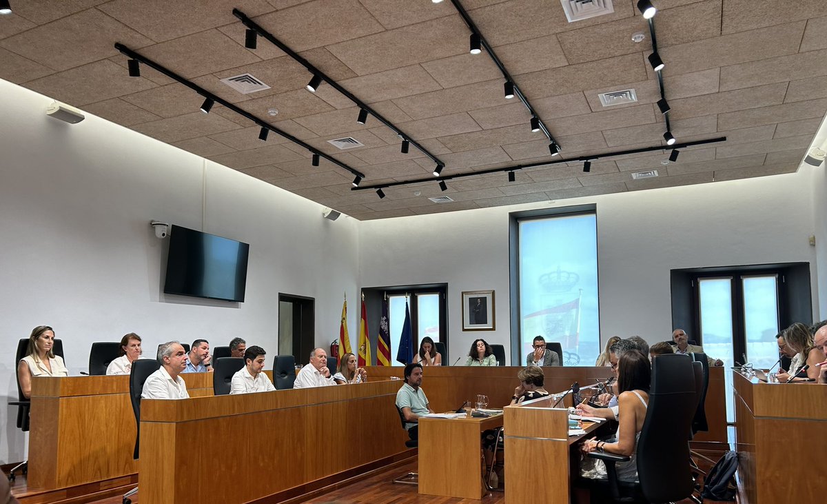 Hoy en el pleno de Vila y a propuesta del Partido Popular se aprueba la cesión de 2 solares para la construcción de VPO. 

Gracias <a href="/TrigueroIbiza/">ＴＲＩＧＵＥＲＯ</a> y <a href="/FloresJuanibz/">Juan Flores Jimenez</a> por el trabajo que otros no hicieron.