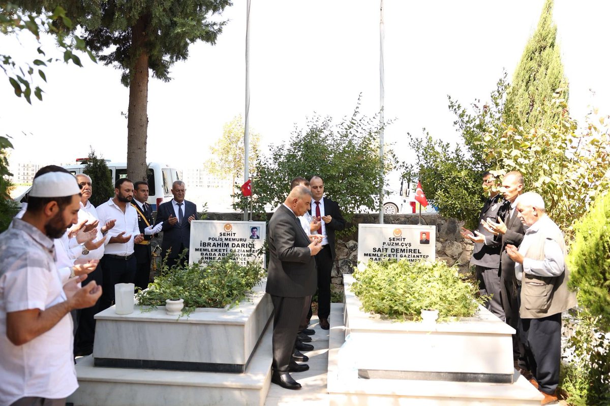 arabanbld's tweet photo. 30 Ağustos Zafer Bayramı'nın 102. yıl dönümü vesilesiyle, ilçemiz Araban Kaymakamlığı'nda düzenlenen çelenk sunma törenini büyük bir gururla gerçekleştirdik. Törenin ardından, Kaymakamlık makamını ve Şehit'liği  ziyaret ederek bu özel günü birlikte andık. https://t.co/TlDGbdb4Zh