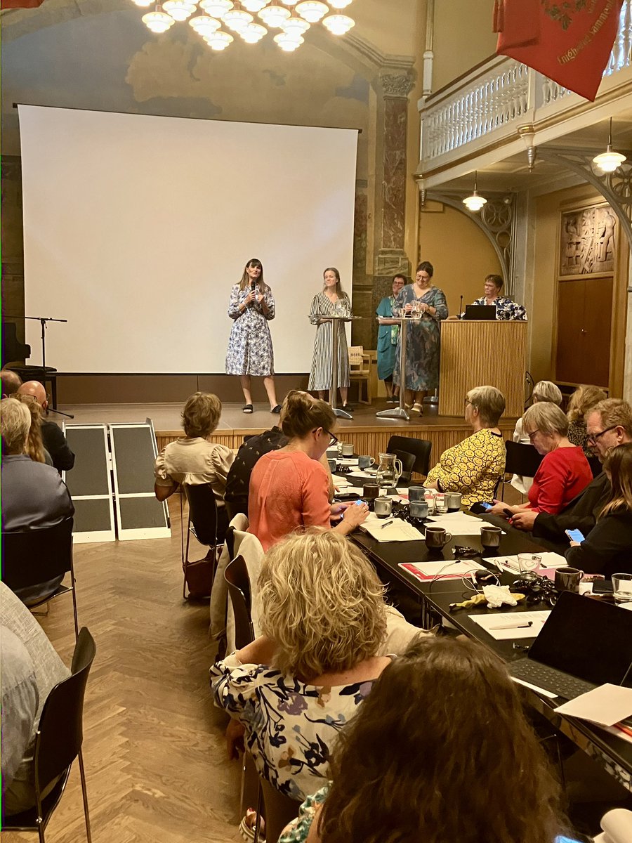 socialpaed's tweet photo. Samfundet står til at mangle tusindvis af socialpædagoger i 2035, siger @Emilie_A_D på #SocialpolitiskTopmøde📈@wang_cam understreger alvoren i det fortsat faldende ansøgertal til pæd.udd - nødvendigt at kommende reform af pæd.udd. kommer med et markant økonomisk løft🤞🏽 #uddpol https://t.co/tDypyYjT2r
