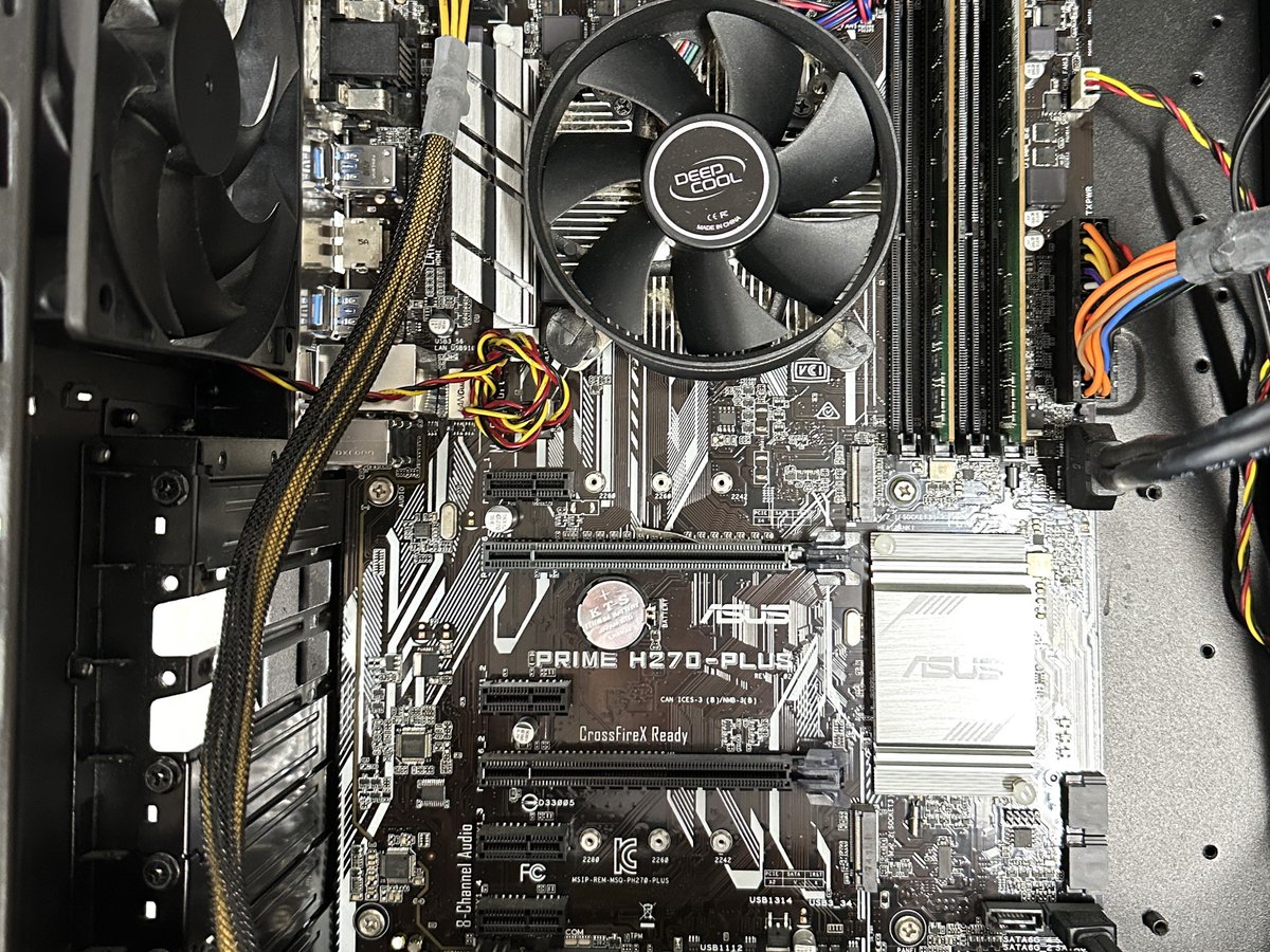 Core 6～7世代目のマザーボード修理のご依頼です。症状はファンは数回回りますがビープ音も無く起動しません、コンデンサ不良と思われる症状でした。業者在庫の都合で若干お時間を頂戴しましたが、本日完了し当日中にお渡し出来ました。