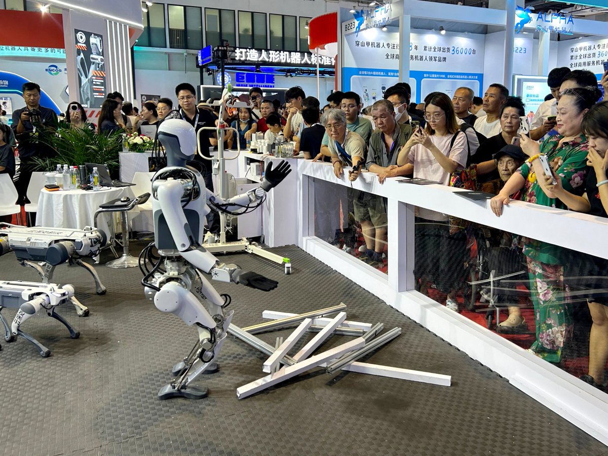 DeepRobotics_CN's tweet image. 😊 The #DEEPRobotics first humanoid robot, Dr.01 debuted at the World Robot Conference in Beijing  

Dr.01 wowed the crowd with impressive feats like steel pipe walking, push resistance, and impact endurance, demonstrating its superior mechanical design and dynamic motion…