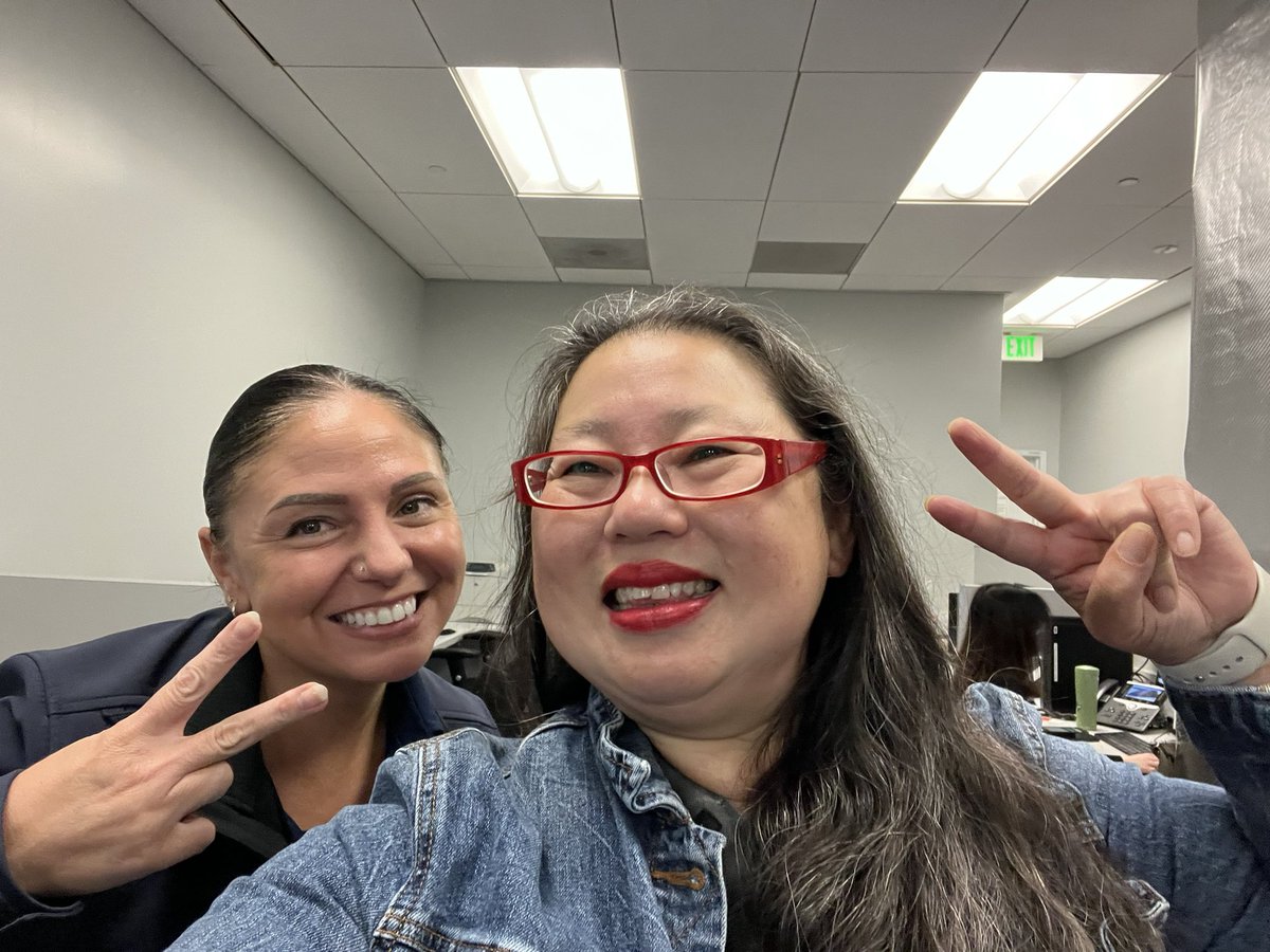 Cilla168's tweet photo. @united @weareunited @Auggiie69 @jonathangooda @Tobyatunited Saying farewell to SFOCS &amp; bringing treats to domestic &amp; international breakrooms. Retiring today after almost 27 years of dedication to United 🎊🎊🎊 https://t.co/ig97sp9lMH