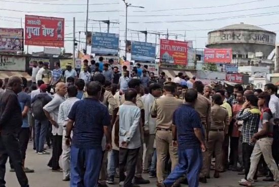 OmkaraRoots's tweet image. 🚨 Hindu organizations point to recurring issues with scrap shops in the area, criticizing police patrols and linking the incident to broader criminal activities. The resulting protests saw significant property damage in Karkardooma. #CommunityUnrest #HinduOrganizations #Muslim