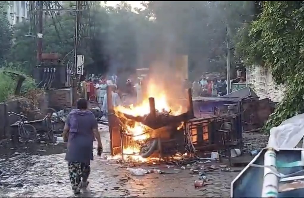 OmkaraRoots's tweet image. 🚨 Hindu organizations point to recurring issues with scrap shops in the area, criticizing police patrols and linking the incident to broader criminal activities. The resulting protests saw significant property damage in Karkardooma. #CommunityUnrest #HinduOrganizations #Muslim