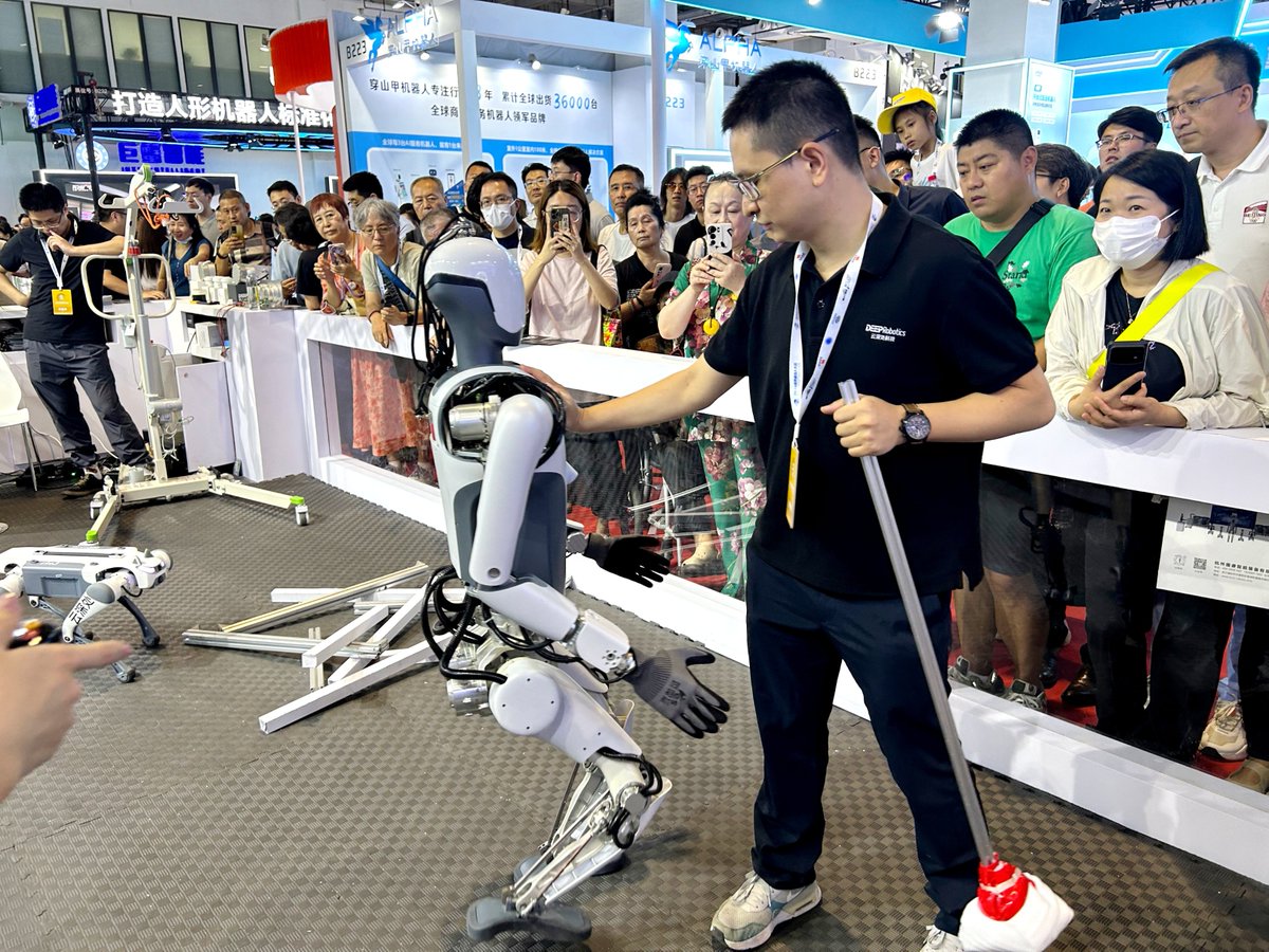 DeepRobotics_CN's tweet image. 😊 The #DEEPRobotics first humanoid robot, Dr.01 debuted at the World Robot Conference in Beijing  

Dr.01 wowed the crowd with impressive feats like steel pipe walking, push resistance, and impact endurance, demonstrating its superior mechanical design and dynamic motion…