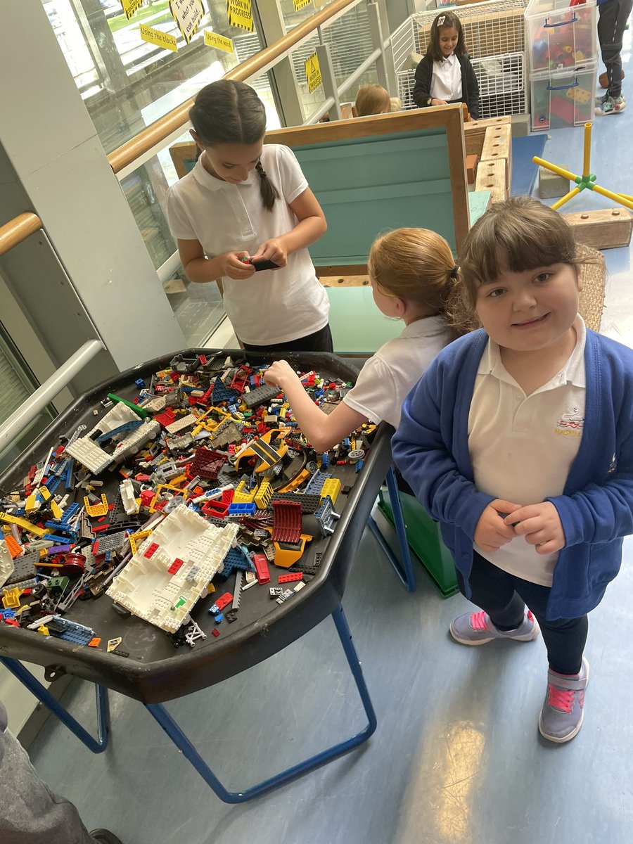 Jenn20Free's tweet photo. It’s great to be back! P4/5 have settled into their new class and routines, we are building new friendships and embracing the challenges of the year ahead @HaghillTeam https://t.co/lniNlfJ6Ha