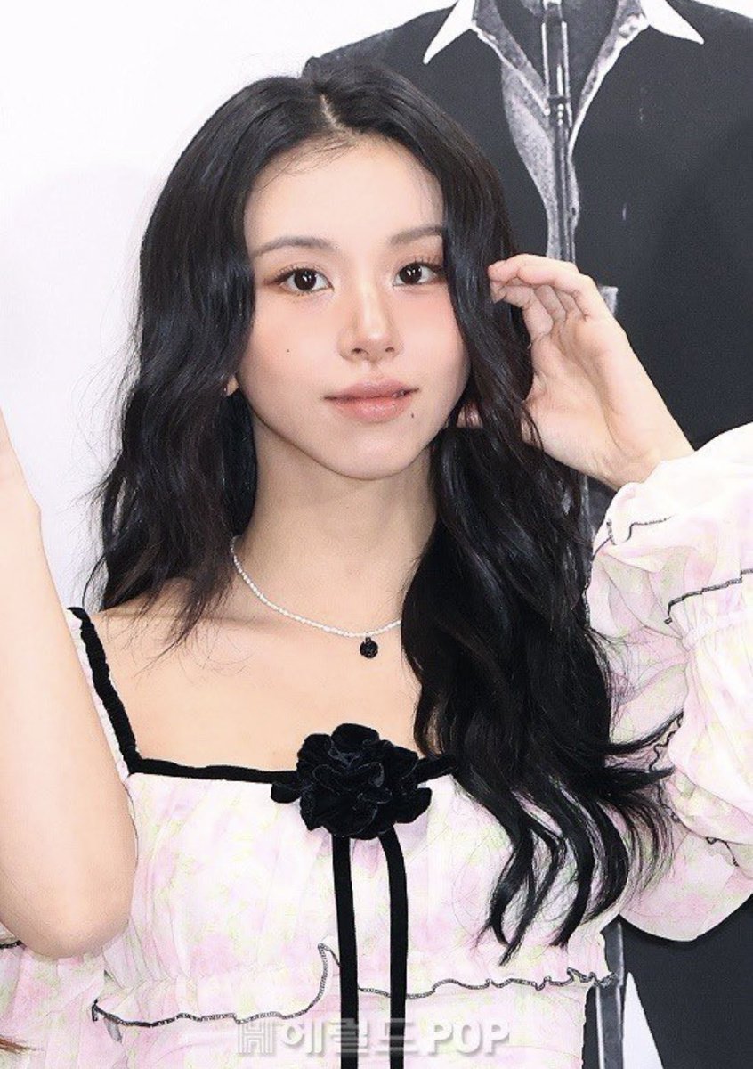 chaeypics's tweet photo. CHAEYOUNG SERVING https://t.co/j9gqVJLBl5