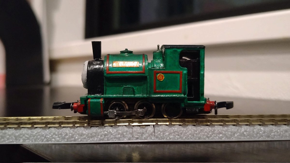 RadioTaGa's tweet photo. Nナロー　ピーター・サム
（トミックススケール）
N scale narrow gauge Peter Sam

Zゲージの線路を走行します。
ロッドは簡易版です。
Runs on Z gauge tracks. https://t.co/ALqbG5Vx2s