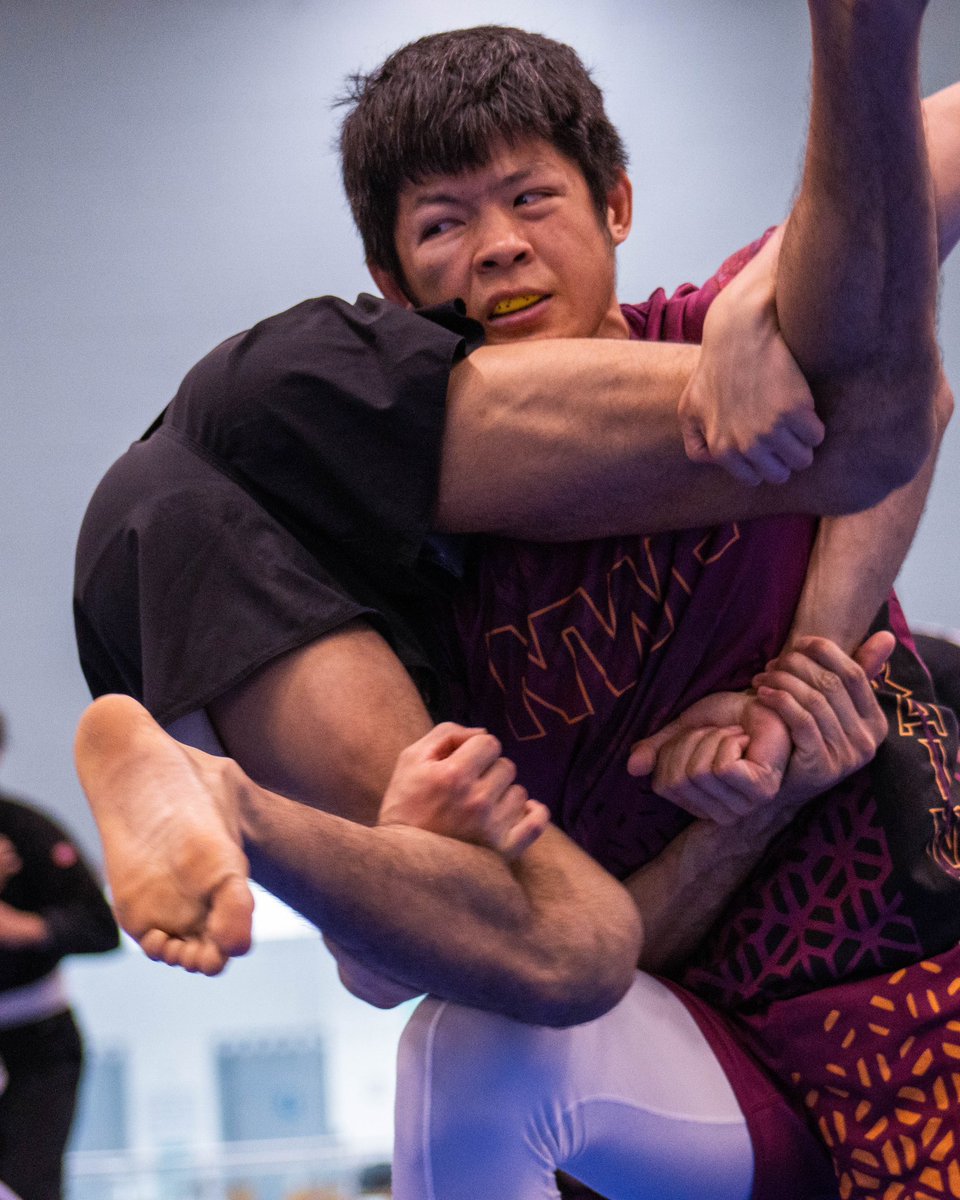 alvin__yuan's tweet image. This photo looks way too realistic! My right cheek was swollen during the match, and my expression was so fierce…

Normally, I wouldn‘t keep a photo like this, but for some reason, I actually quite like this one, haha…

#doubleleg #takedown #bjjcompetitor #wrestlingforbjj