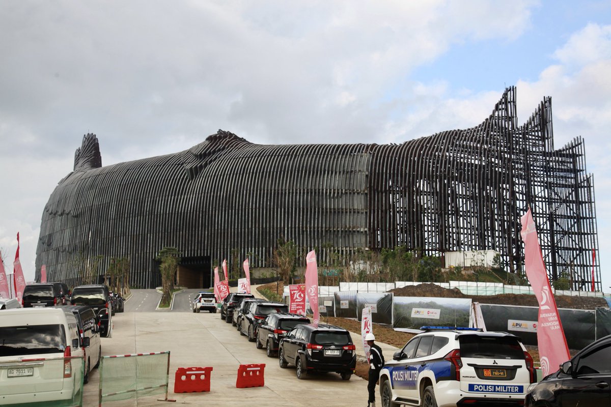 sociotalker's tweet photo. di saat teknologi material bangunan berkembang dgn pesat: ada cross-laminated timber, 3d-printing, bioplastic, beton yg menghasilkan cahaya, komposit serat karbon, dll…

istana burung mulyono menggunakan teknologi abad 19: logam berkarat https://t.co/ffUeHLByXn