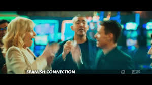 merlinpapin3's tweet photo. .@FredOL69007 Vu le film #SpanishConnection (El Correo) de Daniel Calparsoro (2024) avec Aron Piper Laura Sepul Maria Pedraza Lara Martorell Luis Tosar Nourdin Batan
Ivan, un jeune homme ambitieux de Vallecas, va bientôt faire son premier grand pas : devenir coursier belge pour une organisation internationale de blanchiment d'argent. Or, Ivan ne peut s'empêcher de regarder vers le haut.

Spanish Connection, réalisé par Daniel Calparsoro, est un thriller espagnol qui, malgré ses intentions de captiver le spectateur, peine à se démarquer dans un genre où l’exigence est de mise. Ce film, resté assez confidentiel et jamais sorti dans certaines régions comme la France, manque cruellement de la finesse et de l'impact nécessaires pour tenir en haleine.

Le film met en avant Aron Piper, l'une des stars montantes du cinéma espagnol, principalement connu pour son rôle dans la série Élite. Malheureusement, sa présence dans ce thriller ne parvient pas à élever le film au niveau espéré. Si Piper possède un certain charisme et une présence à l’écran indéniable, on est loin de la performance marquante ou de la profondeur qu’on pourrait attendre d'un acteur censé représenter l’élite du cinéma espagnol.

 Bien qu'il ait du potentiel, ce film ne lui offre pas l'occasion de briller ou de montrer toute l'étendue de son talent. Ses expressions semblent parfois figées, ses dialogues manquent de conviction, et son personnage peine à capter l'empathie du spectateur.
Le problème principal du film réside dans son scénario. Le thriller est censé être un genre intense, tissé de suspense et de rebondissements. Or, Spanish Connection est rempli de clichés déjà vus mille fois : courses-poursuites, deals de drogue qui tournent mal, trahisons prévisibles. La narration s'avère confuse par moments, s'éparpillant dans des sous-intrigues peu convaincantes qui ne mènent à rien de vraiment palpitant. Les personnages secondaires sont, pour la plupart, des stéréotypes mal développés, et leurs motivations manquent de clarté ou de consistance.

Daniel Calparsoro, qui a pourtant montré par le passé qu'il pouvait maîtriser le genre du thriller (comme dans Combustión), semble ici manquer d'inspiration. La mise en scène est parfois maladroite, avec des séquences d'action mal rythmées et un suspense qui ne décolle jamais vraiment. Visuellement, le film tente d’imposer une atmosphère sombre et crue, mais cette tentative tombe souvent à plat, tant les décors sont ternes et les choix esthétiques banals. L'ensemble manque d'audace et de personnalité.

Le choix de garder Spanish Connection sous silence dans de nombreux pays, notamment la France, est sans doute révélateur de la qualité globale du film. Ce n’est pas un film qui marquera l’histoire du cinéma, ni même celui du cinéma espagnol. Alors que l'industrie espagnole a récemment produit des thrillers de haute qualité, ce film ne parvient pas à se hisser au même niveau, restant en deçà des standards que l’on pourrait attendre.
Spanish Connection est un thriller oubliable, sans grande originalité ni véritable tension.