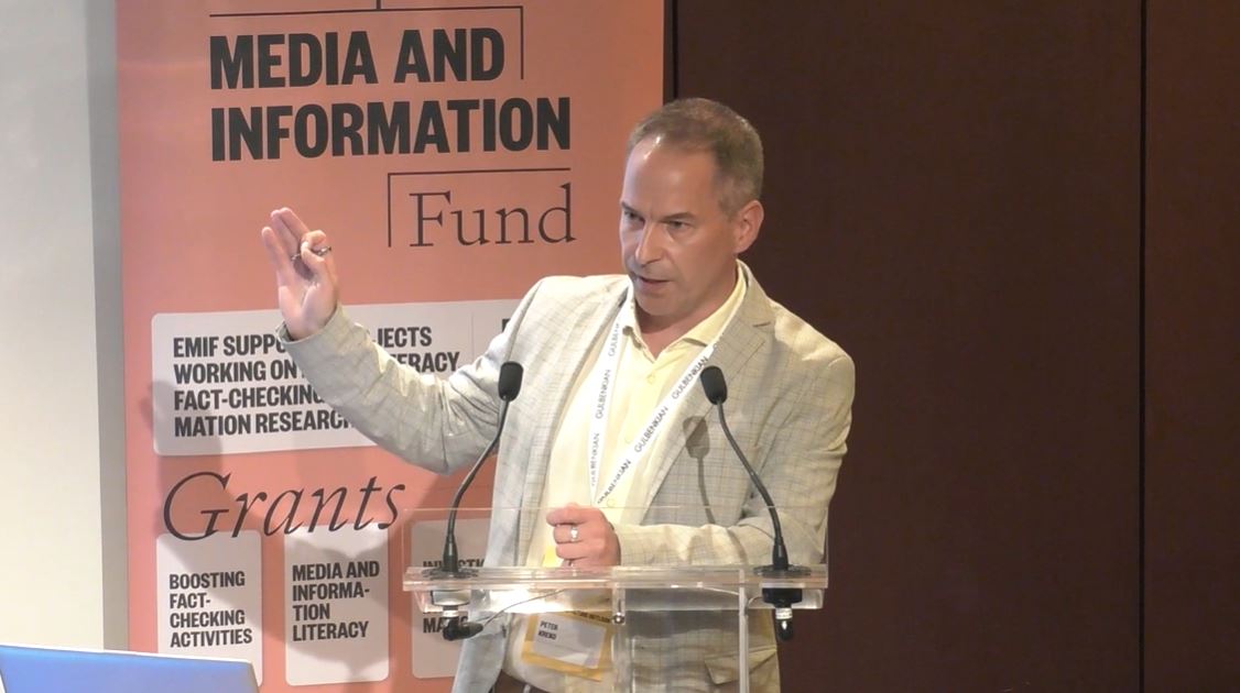 HdmoHub's tweet image. 📢@peterkreko, director of @Pol_Cap, attended the #EMIF event in July to present the main results of their joint project in cooperation with @lakmusz_hu and @MertekMonitor.
📽️Watch back the sessions 'Tuesday, 16 July, morning' from 1:34:16: gulbenkian.pt/emifund/news/s…