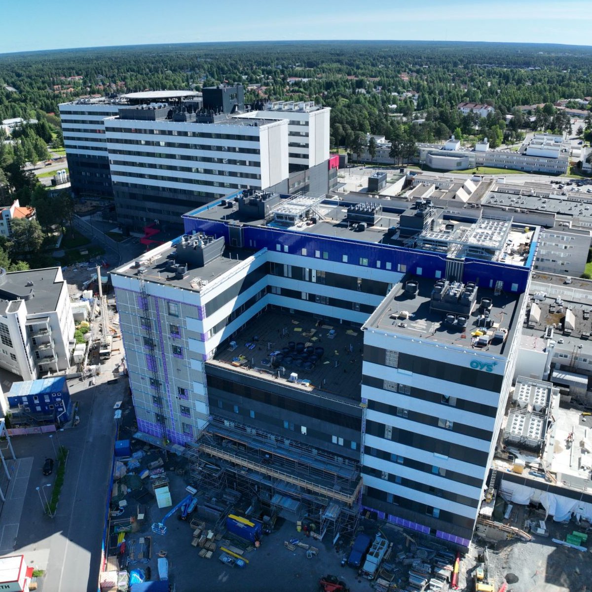 Tänään kannattaa lukea Rakennuslehti. "Iso pala valtavaa kokonaisuutta" esittelee Vuoden työmaa -kilpailuehdokkaamme Oulun yliopistollisen sairaalan F-rakennuksen. Kattava kuvaus työmaan erityispiirteistä. #nccsuomi #oys2030 #rakennuslehti