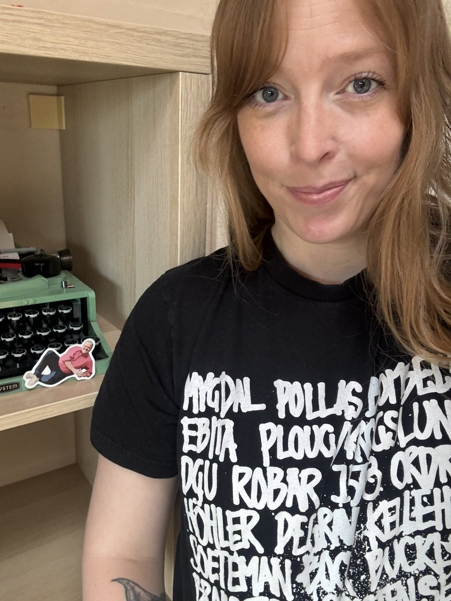 sxfie's tweet image. Happy #umbracoTees Friday 😎

(this time with a tiny Kim-tribute 🤘🏻)