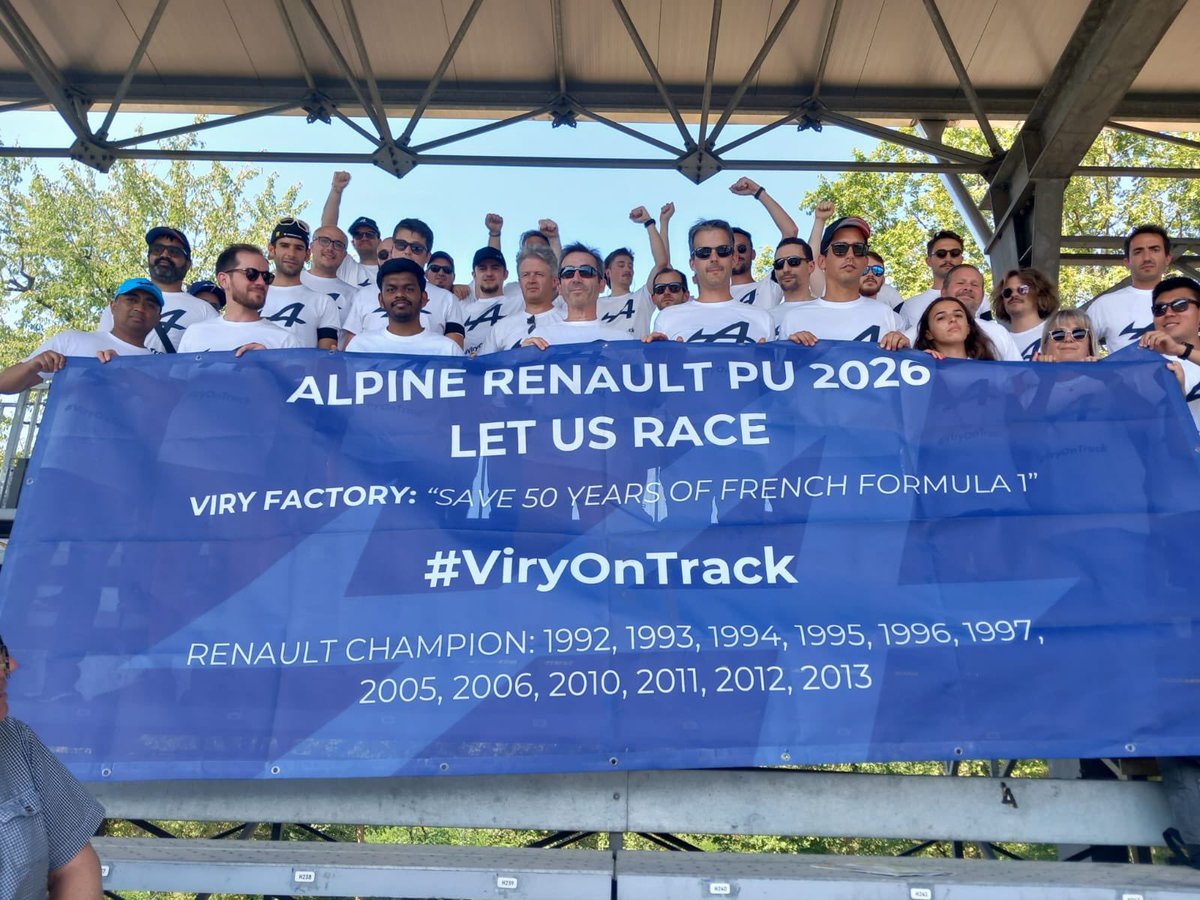 TearOffFR's tweet image. Les premiers signes de protestation des employés d'Alpine à Viry-Châtillon se mettent en place dans les tribunes de Monza ! ✊🇫🇷

(📸 @autosport)

#ViryOnTrack #F1 #ItalianGP