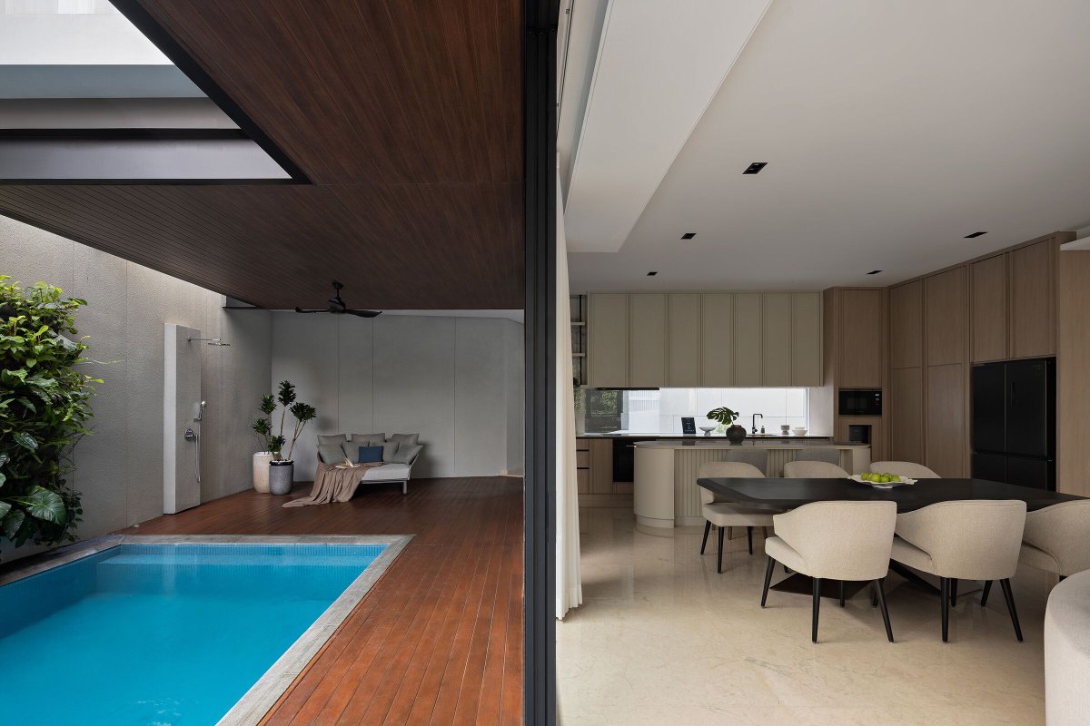 Archello's tweet photo. The AG AP House renovation in Jakarta by Localic Studio transforms a two-story home into a three-story modern tropical retreat.
https://t.co/enMen0S4Hu

#SustainableDesign #ModernTropical #EcoFriendlyArchitecture https://t.co/O3TxmqN8Kz