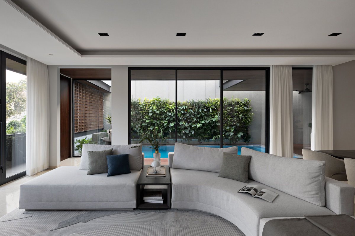 Archello's tweet photo. The AG AP House renovation in Jakarta by Localic Studio transforms a two-story home into a three-story modern tropical retreat.
https://t.co/enMen0S4Hu

#SustainableDesign #ModernTropical #EcoFriendlyArchitecture https://t.co/O3TxmqN8Kz