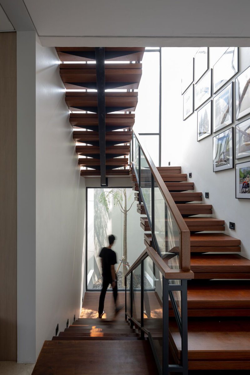 Archello's tweet photo. The AG AP House renovation in Jakarta by Localic Studio transforms a two-story home into a three-story modern tropical retreat.
https://t.co/enMen0S4Hu

#SustainableDesign #ModernTropical #EcoFriendlyArchitecture https://t.co/O3TxmqN8Kz