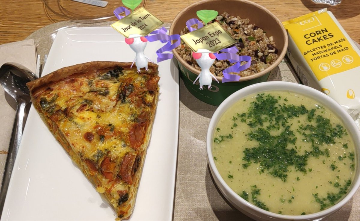 tatouan_d's tweet photo. 今日のランチは豆とチーズのスープ、お野菜キッシュ、キノアシリアルサラダ〜
AR、さっと出てきてくれるようになったけど、最初微動だにしないのがちょっと怖い😅
#PikminBloom #ピクミンブルーム #PikminARPhotoClub #ピクミンARフォト部 #EXKI #ピクミンとランチ https://t.co/yoo3QhtRyd