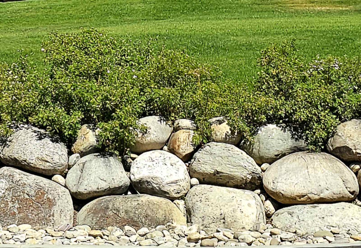 DreamYardTeam's tweet image. Boulder wall ideas. The appeal of a boulder wall comes mostly from the &quot;organic&quot; form of the irregular and asymmetrical shapes of nature. No matter how you arrange the boulders, they will look great. 
#boulderwall #stonewalls #landscapingideas #Rockwall
#dreamyard #retainingwalls