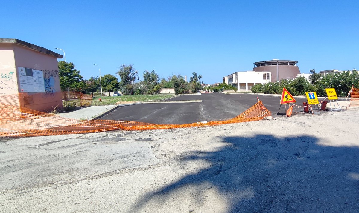 antofa's tweet photo. @comunedisassari Buongiorno. Sant’Orsola Sud, via Miriam Riccio / piazza Edina Altara, lato chiesa. Siamo quasi a settembre e la strada è ancora chiusa. Lavori terminati a luglio. https://t.co/tcafs7UkoL
