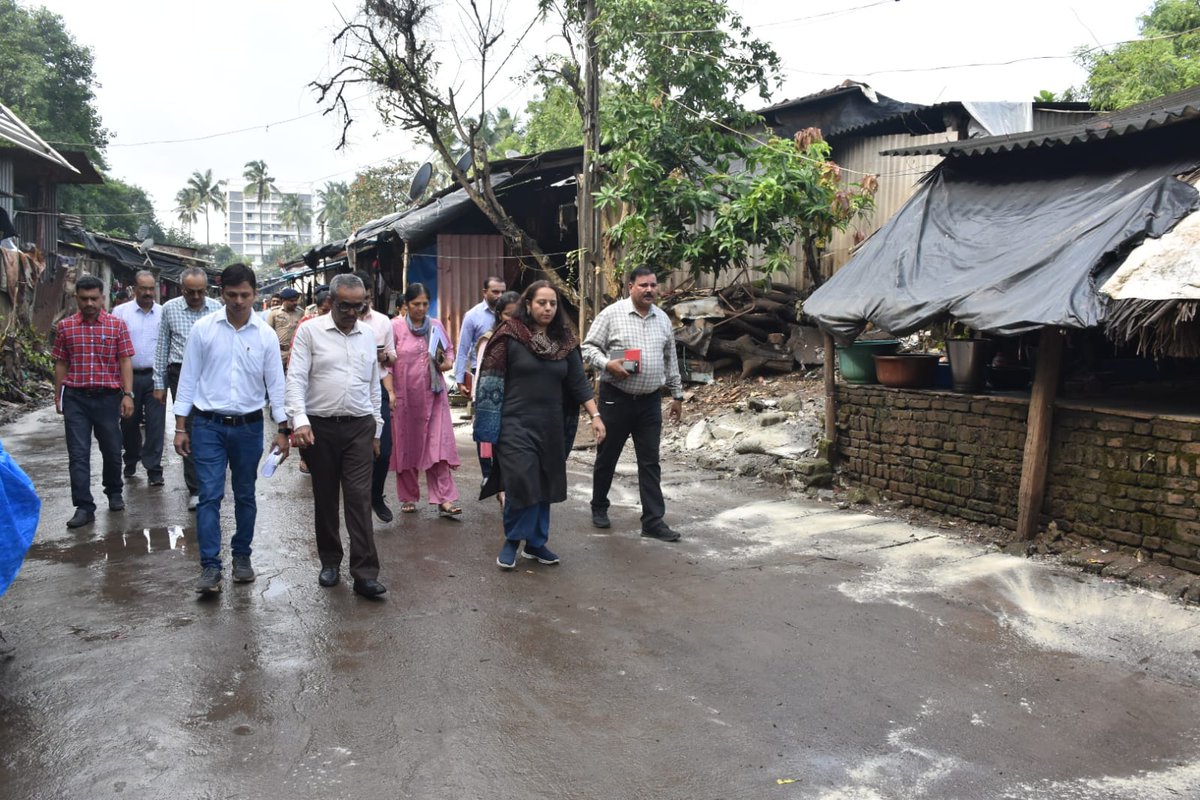 Secretary &amp; MD NHM, Mrs. Remya Mohan (IAS), visited Valsad today to assess the flood-affected areas 🌧️🌊 and damages. She discussed waterborne disease prevention through water chlorination 💧 and Maalthoin powder sprinkling for effective disease control 🦠✅
#HealthFirst
