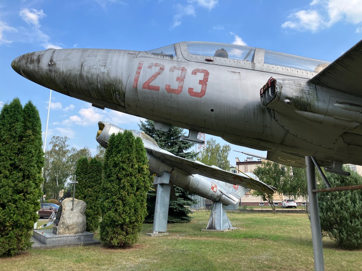josviaque's tweet photo. #Lim5 (#MiG17) oraz #PZL #TS11 #Iskra są nierozerwalnie związane z lotniskiem w Białej Podlaskiej (#EPBP), a także ze stacjonującym na nim do roku 2000 61. Lotniczym Pułkiem Szkolno-Bojowym. Do kompletu brakuje #Lim2 (#MiG15bis) i #SBLim2 (#MiG15UTI). #BiałaPodlaska #lotnictwo https://t.co/IXS9hQV0YM
