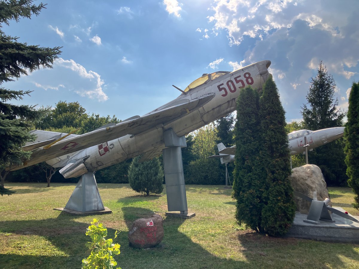 josviaque's tweet photo. #Lim5 (#MiG17) oraz #PZL #TS11 #Iskra są nierozerwalnie związane z lotniskiem w Białej Podlaskiej (#EPBP), a także ze stacjonującym na nim do roku 2000 61. Lotniczym Pułkiem Szkolno-Bojowym. Do kompletu brakuje #Lim2 (#MiG15bis) i #SBLim2 (#MiG15UTI). #BiałaPodlaska #lotnictwo https://t.co/IXS9hQV0YM