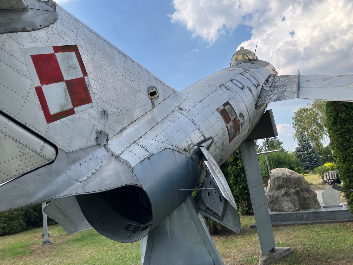 josviaque's tweet photo. #Lim5 (#MiG17) oraz #PZL #TS11 #Iskra są nierozerwalnie związane z lotniskiem w Białej Podlaskiej (#EPBP), a także ze stacjonującym na nim do roku 2000 61. Lotniczym Pułkiem Szkolno-Bojowym. Do kompletu brakuje #Lim2 (#MiG15bis) i #SBLim2 (#MiG15UTI). #BiałaPodlaska #lotnictwo https://t.co/IXS9hQV0YM