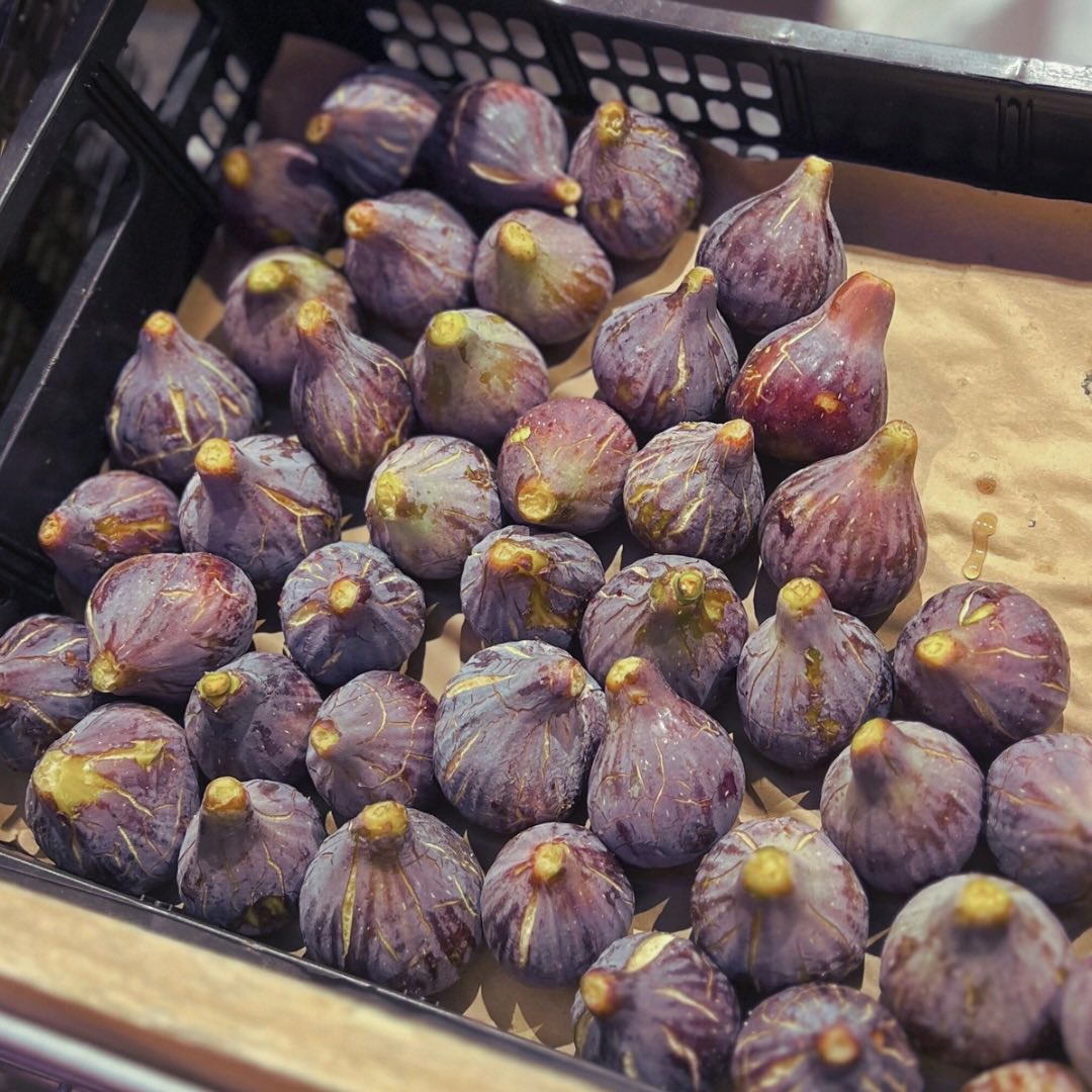 mercatdelesseps's tweet image. 😊 Bon dia! Al Mercat de Lesseps t’esperen delicioses figues coll de dama!

🍃 Ara estan en el seu millor moment, dolces i gustoses.

Fruites El Cim
📲 932108409

Mora Naturals 
📲 666058205

#FruitaDeTemporada #Figues